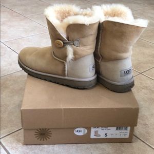 Ugg bailey button boots ( kids 5- women 7)